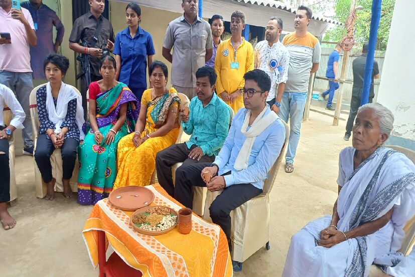 বাড়িতে ঢুকেই তুলসীতলায় প্রণাম করেন অভিষেক৷ তারপর একে একে পরিবারের সদস্যদের সঙ্গে কথা বলেন তিনি। কালু বাবুর মা নির্মলা বর্মণের পায়ে হাত দিয়ে প্রণাম করেন৷ এদিন কালু বর্মণের বাড়িতে মাটির ভাঁড়ে চা খান অভিষেক৷ সঙ্গে মাটির থালায় রাখা ছিল কাজু, কিসমিশ, বাদাম, ঝুরিভাজা৷