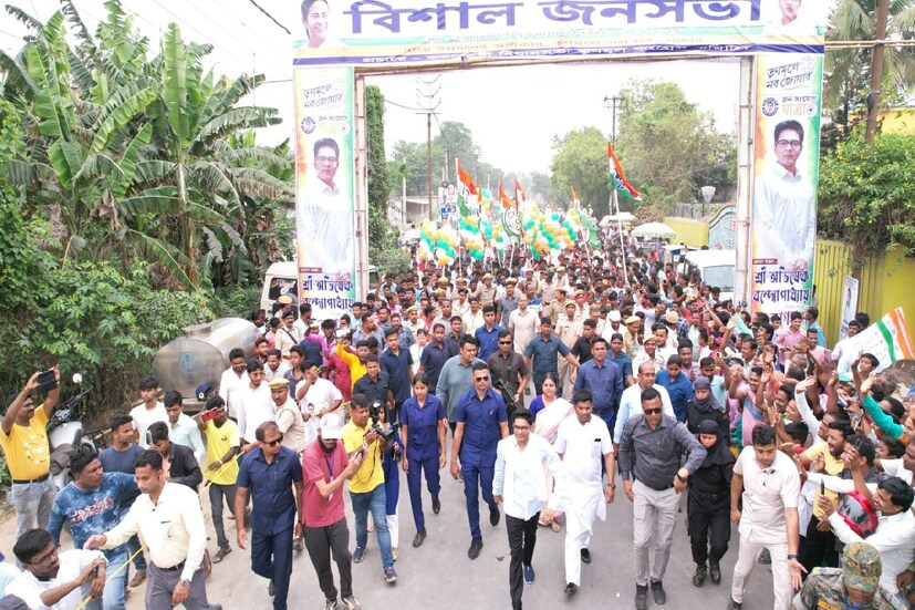 গ্রামের রাস্তা নিয়ে অভিষেক বন্দ্যোপাধ্যায়ের কাছে অনুযোগ প্রকাশ করেন বর্মণ পরিবারের সদস্যেরা। সেই রাস্তা সরেজমিনে দেখে এসে অভিষেক আশ্বাস দেন, খুব দ্রুতই এই রাস্তার কাজ শেষ হবে৷ এর পাশাপাশি এদিন তিনি এলাকার সামাজিক অবস্থা নিয়েও খোঁজ নেন। খবর নেন ধান চাষের৷ একই সাথে বাঁশের ব্যারিকেড টপকে কথা বলেন মানুষের সাথে।
