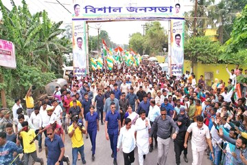 হেমতাবাদে অভিষেক! রাজবংশী বৃদ্ধার পায়ে হাত দিয়ে প্রণাম, খেলেন চা-ঝুরিভাজাও