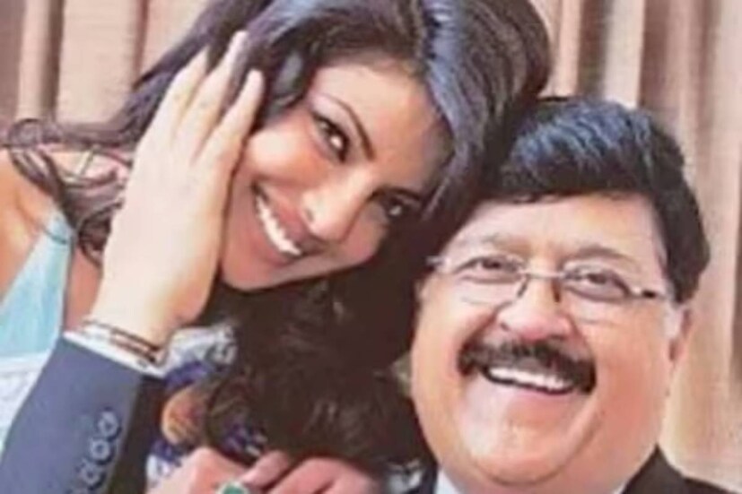 আমেরিকা থেকে পড়াশোনা করে চার বছর পর দেশ ফিরেছিলেন প্রিয়াঙ্কা। মেয়ের পরিবর্তিত চেহারা দেখে খানিক চিন্তায় পড়েছিলেন অশোক। প্রিয়াঙ্কা জানান, সেই সময়ে অনেক ছেলেই অভিনেত্রীর সান্নিধ্য পেতে চেয়ে তাঁর বাড়ি পর্যন্ত চলে আসত।