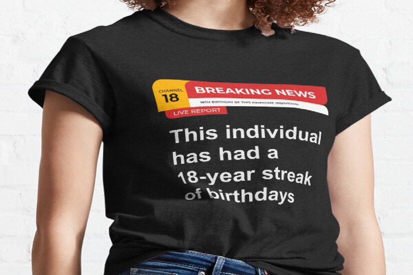  প্রথম তত্ত্বটি খুবই সাধারণ৷ এটা সম্ভবত সবাই জানবে। আপনি যখন টি-শার্টটি সোজা করে তুলে ধরেন, তার হাতা দুটো দু’পাশে ছড়িয়ে দেন, এর আকার ইংরেজি অক্ষর 'T'-এর মতো হয়ে যায়, তাই এটিকে টি-শার্ট বলা হয়। টি-শার্টের ক্ষেত্রে সাধারণত কোনও কলার থাকে না৷ গলার কাট গোল হয়। কিন্তু এছাড়াও, T-Shirt 'T' নিয়ে  অন্য তত্ত্বও রয়েছে।