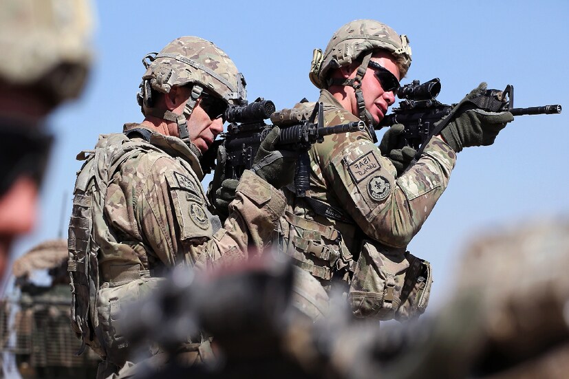 শোনা যায়, একসময় সৈন্যরা টি-শার্ট পরতেন৷ কয়েকটি গণমাধ্যমের প্রতিবেদন অনুযায়ী, যখন টি-শার্ট তৈরি করা শুরু হয়েছিল, তখন সেনা সৈন্যরা প্রশিক্ষণের জন্য সেগুলো পরতেন। নিজেদের ইউনিফর্মের নীচে টি-শার্ট পরার রীতি ছিল সেনা বাহিনীতে৷ পাশাপাশি, টি শার্ট পরে তাঁরা শারীরিক প্রশিক্ষণও নিতেন৷ সেই কারণে এগুলিকে তাঁদের 'ট্রেনিং শার্ট' বা টি-শার্ট বলা হত। মার্কিন যুক্তরাষ্ট্রের নৌবাহিনী ১৯১৩ সালের দিকে তাদের নৌবাহিনীর সৈন্যদের জন্য টি-শার্ট তৈরি করা শুরু করে৷ 