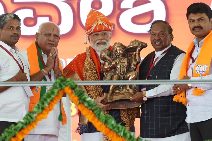 এদিন প্রধানমন্ত্রীর হাতে একটি হনুমান মূর্তি উপহার হিসাবে তুলে দেওয়া হয়৷ তাঁর মাথায় পরিয়ে দেওয়া হয় শিবাজি পাগড়ি৷ 