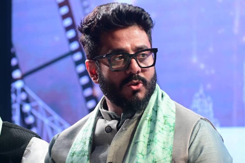 রাজ হালিশহরের ছেলে। শৈশব থেকে যৌবন, জীবনের অনেকগুলি বছর সেই মফস্সলেই কাটিয়েছেন টলিউডের প্রথম সারির পরিচালক। কাজ থেকে ছুটি নিয়ে ফের তিনি হাজির হালিশহরের বাড়িতে।