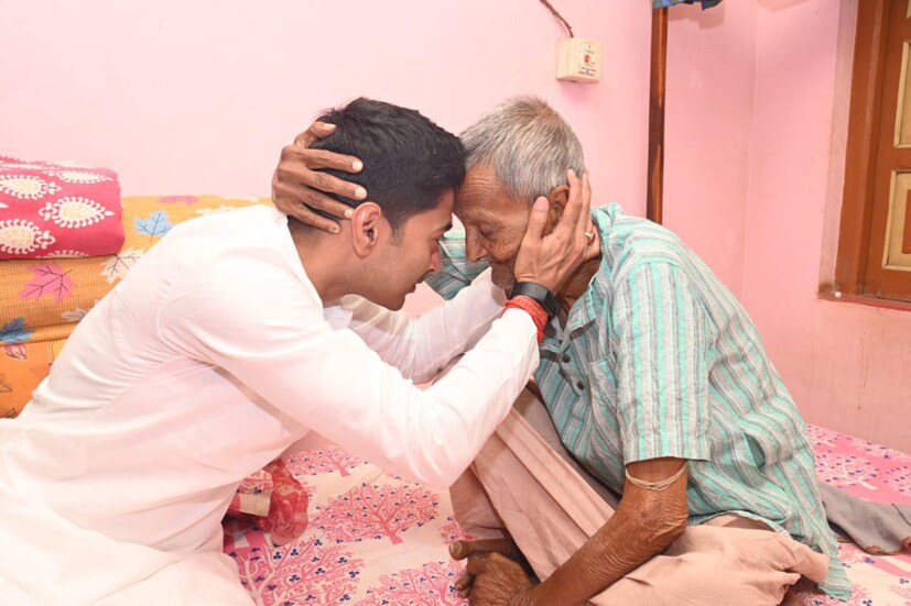 দাদুকে প্রয়োজনে চিকিৎসার জন্য কলকাতায় নিয়ে যাওয়ার কথা বলেন আত্মীয় পরিজনদের।