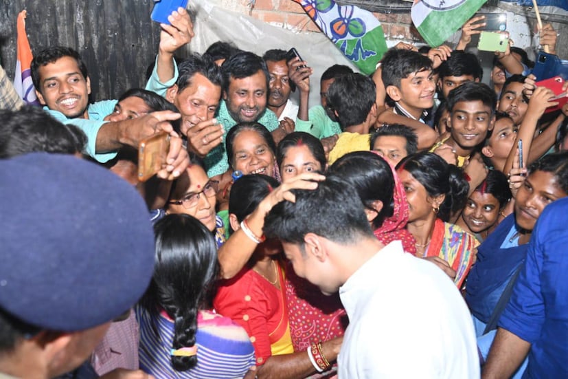 গ্রামের সাধারণ মানুষের সঙ্গেও কথা বলতে দেখা যায় তাঁকে৷ গ্রামের মহিলাদের একাংশ প্রায় ঘরের ছেলের মতো আপ্যায়ণ জানান অভিষেককে৷