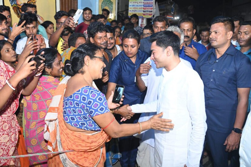 মামারবাড়িতে যাওয়ার ছবি সোশ্যাল মিডিয়ায় শেয়ার করে অভিষেক লেখেন, ‘‘#JonoSanjogYatra-র মহান কর্মযজ্ঞের আজ ১৫তম দিন। সাধারণ মানুষের মাঝে নিজেকে বিলিয়ে দিয়েছি আদ্যোপান্ত। তারই মধ্যে কিছুটা সময় কাটালাম নিজের মামারবাড়িতে।আজ সেখানে গেলাম প্রায় ১০ বছর পরে।’’ 