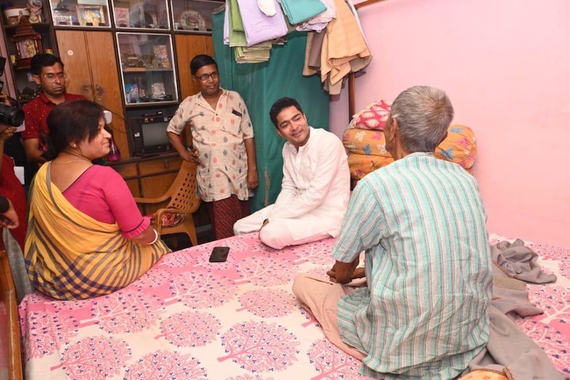গত মাসের ২৫ এপ্রিল উত্তরবঙ্গের কোচবিহার থেকে শুরু হয়েছে অভিষেকের জনসংযোগ যাত্রা৷ পঞ্চায়েত নির্বাচনের আগে শাসকদলের যে কর্মসূচি এখন রাজনৈতিক মহলে সবচেয়ে বেশি আলোচিত বিষয়৷ কোচবিহার, দিনাজপুর, মালদহ, মুর্শিদাবাদের পরে গত মঙ্গলবার বীরভূমে পা রেখেছেন অভিষেক৷