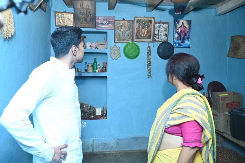 নিচু কড়ি-বরগার ছাদ৷  গাঢ় আকাশি রঙের চুনকাম করা দেওয়াল৷ আর সেই দেওয়ালে পাশাপাশি ঝুলছে একের পর এক দেবতার ছবি৷ দেওয়ালের পেরেকে ঝুলছে সবুজ , নীল  প্লাস্টিকের চুবড়ি৷ কোনও মধ্যবিত্ত বাঙালি পরিবারের ঠাকুরঘরের ছবি বোধহয় এর চেয়ে খুব একটা আলাদা হয় না৷ কিন্তু, আলাদা একটাই কারণে, এই ঠাকুরঘর হল রাজ্যের শাসকদল তৃণমূল কংগ্রেসের সেকেন্ড ইন কম্যান্ড অভিষেক বন্দ্যোপাধ্যায়ের মামারবাড়ির ঠাকুরঘর৷