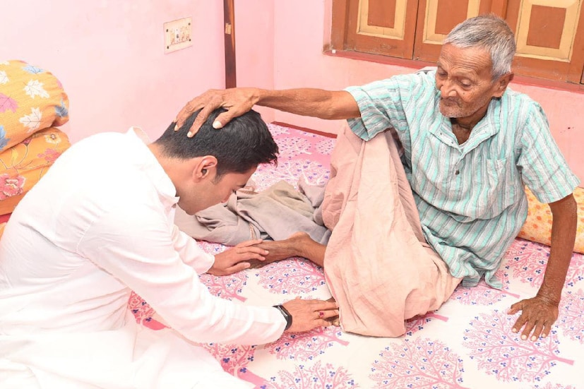 দাদুর পায়ে হাত দিয়ে প্রণাম করেন৷ বহুক্ষণ কথাও বলেন দুজনে৷ 