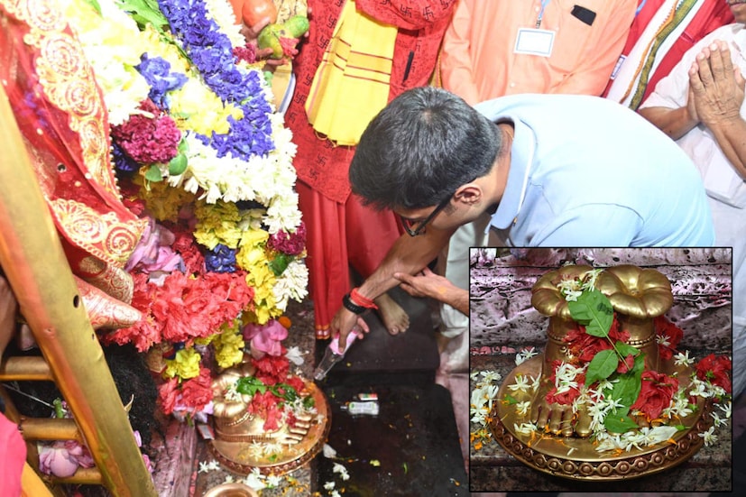  গোলাপ জল দিয়ে ধুয়ে দেন মায়ের রাঙা চরণ৷