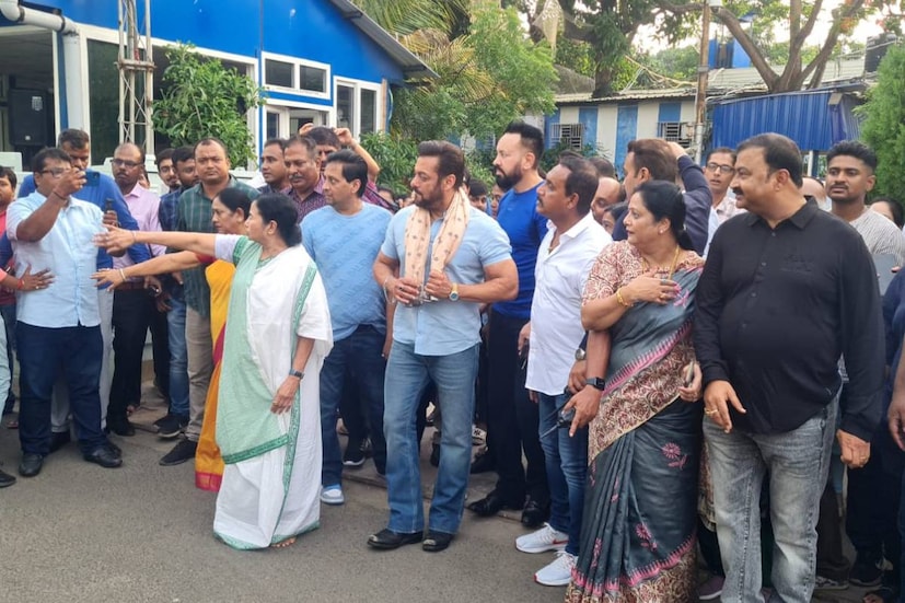 কলকাতায় পা রেখেছেন সলমন খান। শহরে এসেই মুখ্যমন্ত্রী মমতা বন্দ্যোপাধ্যায়ের সঙ্গে দেখা করতে তাঁর কালীঘাটের বাড়িতে গেলেন তিনি। কড়া নিরাপত্তার ঘেরাটোপে রাখা হয়েছিল সলমনকে। গন্তব্যে পৌঁছেই মুখ্যমন্ত্রীর সঙ্গে সৌজন্য বিনিময় করলেন অভিনেতা।