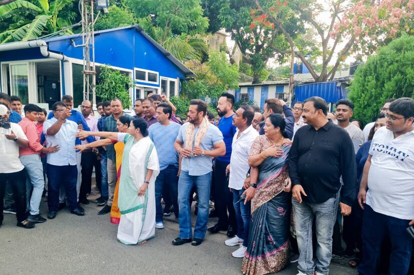 সলমনের পরনে ছিল সাদা শার্ট, ডেনিম। চোখে কালো চশমা। অভিনেতার সঙ্গেই ছিলেন তাঁর দেহরক্ষী শেরা। ইতিমধ্যেই একাধিক প্রাণনাশের হুমকি পেয়েছেন সলমন। তাই স্বাভাবিক ভাবেই তাঁর নিরাপত্তার দিকে বিশেষ খেয়াল রাখা হয়েছিল।