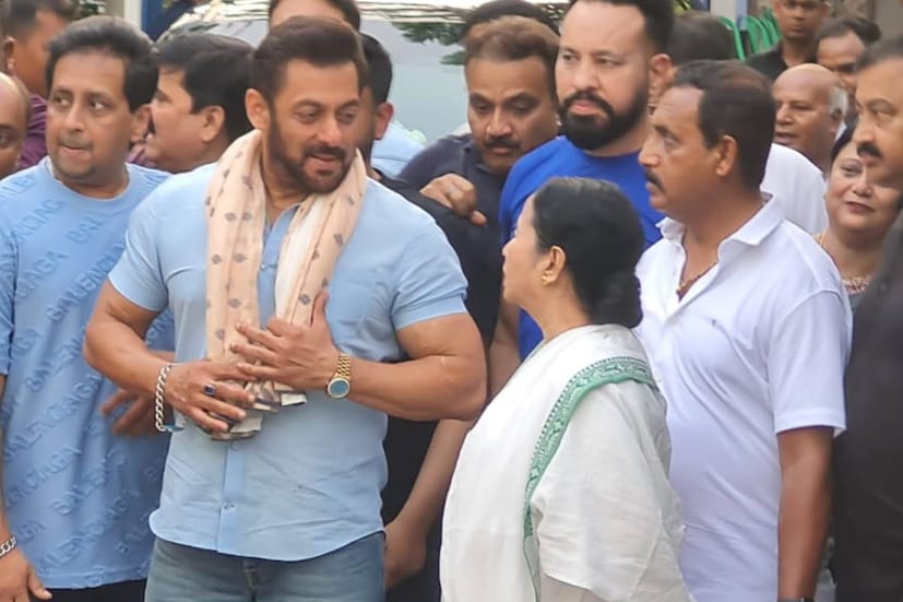হাসিমুখে বেশ কিছুক্ষণ মমতার সঙ্গে কথাবার্তা বললেন সলমন। একসঙ্গে লেন্সবন্দিও হলেন দু'জনে। তাঁদের চাক্ষুষ করতে জড় হয়েছিলেন বহু মানুষ। ছবি তোলার সময়ে চিত্রগ্রাহকদের দেখে হাতও নাড়েন অভিনেতা। 