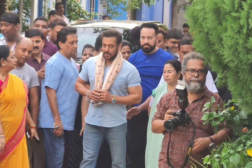 হাতে একের পর এক কাজ। তারই মধ্যে কনসার্ট করতে ভিন-শহরে। কলকাতায় এসেই মমতা বন্দ্যোপাধ্যায়ের সঙ্গে দেখা করলেন অভিনেতা। এর পরেই শুরু মঞ্চে ওঠার প্রস্তুতি।