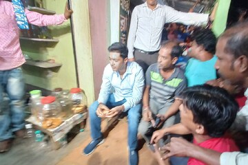 ঝড়বৃষ্টির সন্ধ্যায় হঠাৎই চায়ের দোকানে অভিষেক! খেলেন গরম গরম পকোড়াও