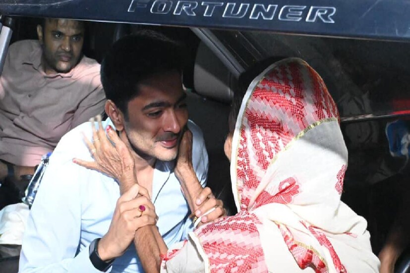 এদিন ভাতারে যাওয়ার আগেই তীব্র ঝড়বৃষ্টির মধ্যে পড়ে অভিষেকের কনভয়৷ রাস্তায় বিদ্যুতের তার ছিঁড়ে পড়ে৷ নিরাপত্তার স্বার্থে কনভয়ের যাত্রা কিছুক্ষণের জন্য স্থগিত রাখা হয়৷ ভাতারে অভিষেকের সভামঞ্চও দুর্যোগের ফলে ক্ষতিগ্রস্ত হয় বলে খবর৷