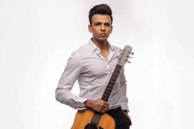 'ইন্ডিয়ান আইডল'-এর হাত ধরে পৌঁছেছিলেন খ্যাতির শীর্ষে। একাধিক গানও রেকর্ড করেছিলেন। তাঁকে এক ঝলক দেখতে ভিড় জমত অগুনতি অনুরাগীদের। কিন্তু এ হেন অভিজিৎ সাওয়ান্ত বলিউডে ছাপই ফেলতে পারলেন না।