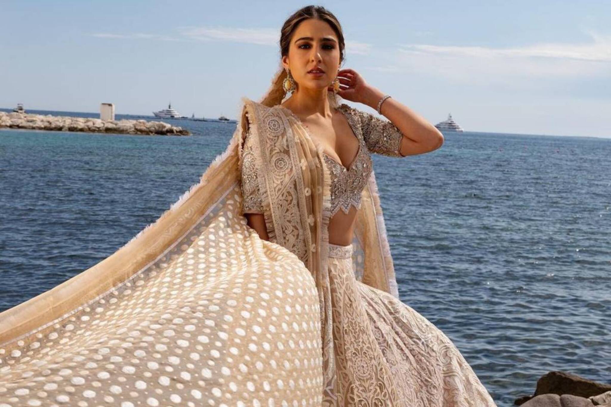 চোখ ধাঁধানো লেহঙ্গা, মাথায় ওড়না! সাবেকি সাজে কানের লাল গালিচায় তাক লাগালেন সারা