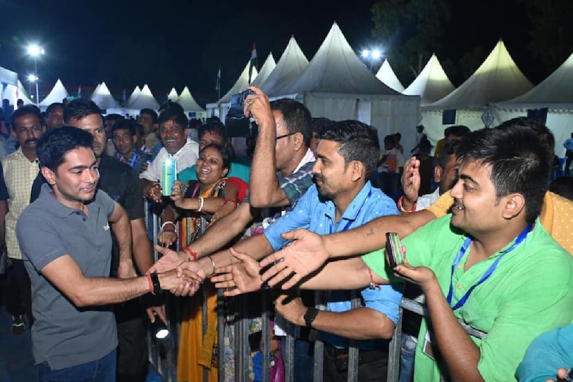  ৫০ থেকে ৭০টি তাঁবু দিয়ে ঘেরা এলাকার ঠিক মাঝখানেই তৈরি হচ্ছে বিশাল অধিবেশন মঞ্চ৷ ভোটগ্রহণ শেষে, বা শুরুতে যেখানে বক্তৃতা করছেন অভিষেক বন্দ্যোপাধ্যায়৷ 