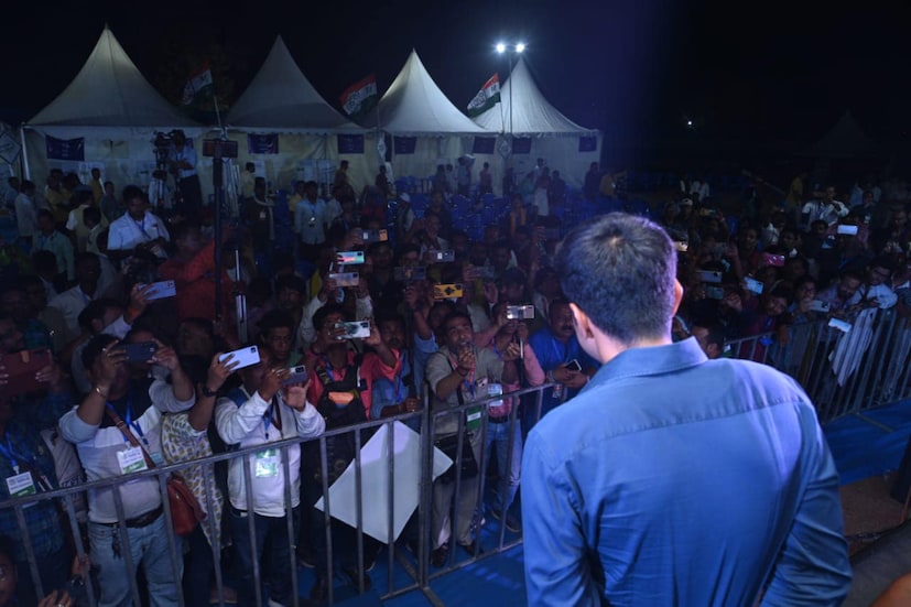 অভিষেক ও তাঁর সঙ্গীদের থাকার জন্য তৈরি তাঁবু এলাকার ঠিক পাশেই আরেকটি বিশাল এলাকা জুড়ে তৈরি হচ্ছে কমপক্ষে ৫০ থেকে ৭০টি তাঁবু৷ এলাকা ভিত্তিক পঞ্চায়েতের সংখ্যা অনুযায়ীই বাড়ছে বা কমছে সেই তাঁবুর সংখ্যা৷
