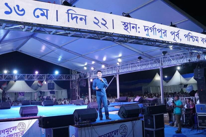 মূল তাবুর কাছে অস্থায়ী শৌচাগারও করা হচ্ছে। অভিষেকের তাঁবু ছাড়াও তাঁর সঙ্গে থাকা নিরাপত্তারক্ষী ও ঘনিষ্ঠদের জন্যেও তৈরি হচ্ছে তাঁবু৷ 