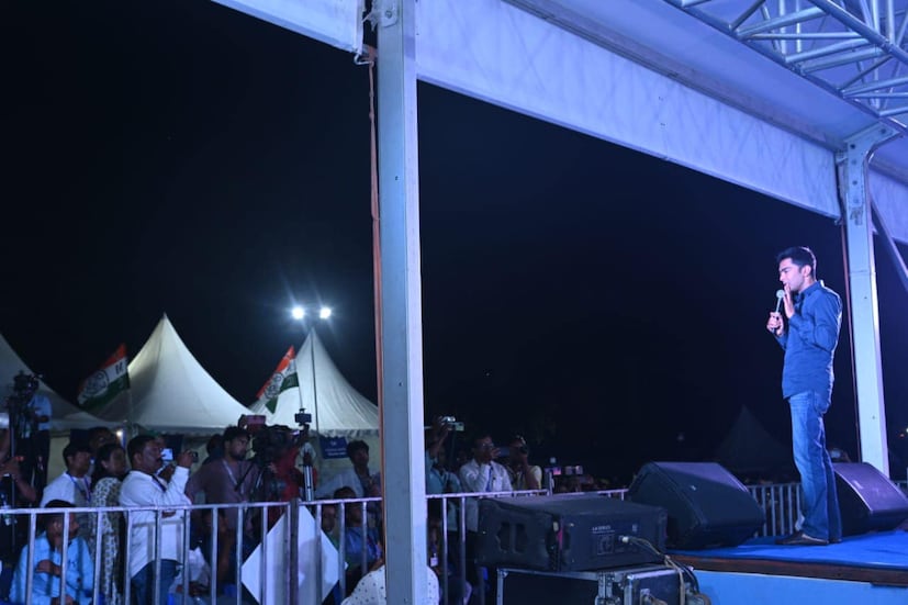 তৃণমূল সূত্রের খবর, অভিষেকের থাকার জন্য যে ছাউনির বন্দোবস্ত করা হচ্ছে, তা মোটামুটি ৩০ ফুট বাই ১০ ফুট চওড়া। ১৮ ফুট উঁচু হচ্ছে ছাউনি। থাকছে পাখা ও কুলার। কাঠের পাটাতন থাকছে। তার উপরে গদি-মাদুর।
