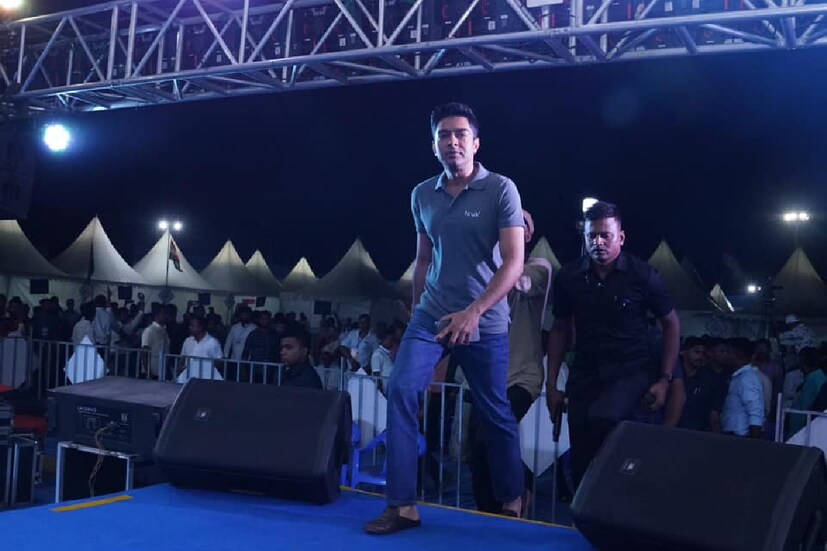 গত ২৫ এপ্রিল উত্তরের কোচবিহার থেকে শুরু হয়েছে সফর৷ এর মধ্যে পেরিয়ে গিয়েছে হাজার মাইল৷ কোচবিহার, মালদহ, মুরশিদাবাদ, বীরভূম হয়ে এখন পূর্ব বর্ধমানে অভিষেক বন্দ্যোপাধ্যায়ের নবজোয়ার যাত্রা৷ যে যাত্রার মূল উদ্দেশ্যই হল সাধারণ মানুষের মন বুঝে, তাঁদের মতামত নিয়ে আগামী পঞ্চায়েত নির্বাচনে প্রার্থী নির্বাচন৷
