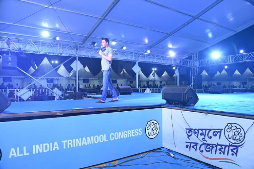 অভিনব পদ্ধতিতে প্রার্থী নির্বাচনের পাশাপাশি, তৃণমূলের এই রাজনৈতিক কর্মসূচিতে বিশেষ নজর কেড়েছে তাঁবু৷ এক স্থান থেকে অন্যস্থানে যাতায়াতের মাঝে তাঁবু কিংবা ক্যাম্পার ভ্যানেই রাত কাটাচ্ছেন অভিষেক৷ কিন্তু, অভিষেকের তাঁবুর পাশাপাশি অধিবেশন স্থলেও ফেলা হচ্ছে একাধিক তাঁবু৷ সবগুলোই দেখতে একই রকম৷ যদি কালার থিম-এর কথা বলা হয়, তাহলে তা হবে নীল-সাদা৷ 