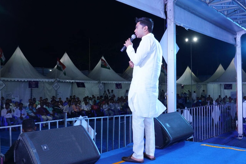 যে বাস যা ভ্যানিটি ভ্যানে করে অভিষেক যাচ্ছেন, তা ক্যাম্পার ভ্যান নামে পরিচিত। মহারাষ্ট্র থেকে এক সংস্থা এই বাস বা ভ্যানিটি ভ্যান বা ক্যাম্পার ভ্যান আনা হয়েছে৷ 