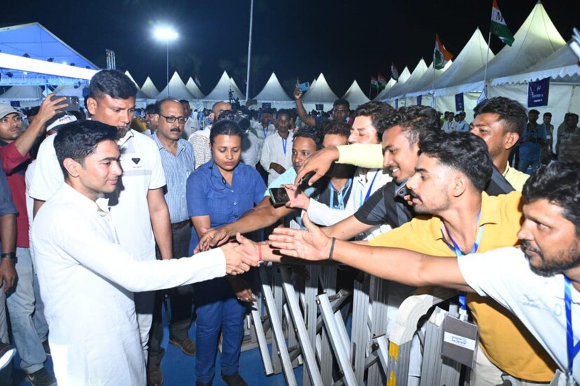 সূত্রের খবর, ওই বাসের মধ্যে দুটি ঘর, একটি রান্নাঘর, একটি বসার ব্যবস্থা, দুটি শৌচাগার আছে।