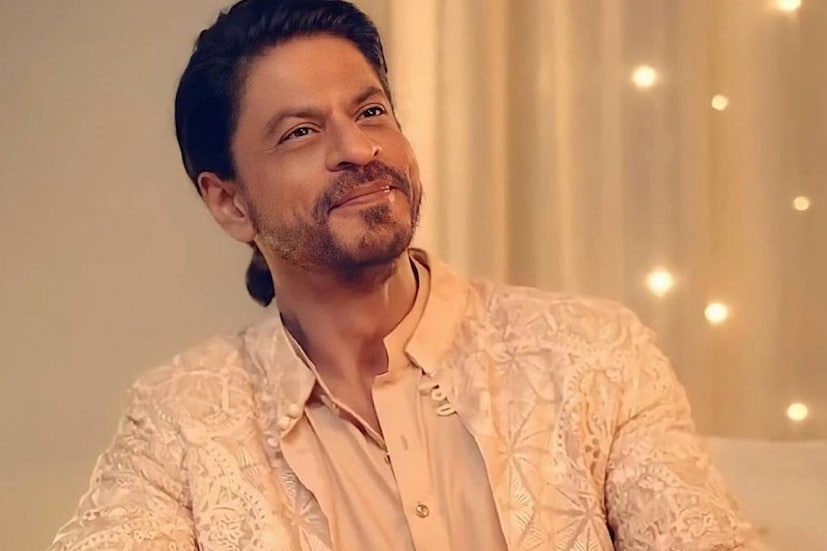 স্ত্রীকে বলেন, ‘‘তুমিই এ বাড়ি সাজিয়ে তোলো’’৷ মন্নতের সেজে ওঠার পালা শুরু হল তখন থেকেই৷ টাকা জমিয়ে ছোট ছোট জিনিস কিনে স্বামী-স্ত্রী মিলে সাজিয়ে তোলেন স্বপ্নের মন্নত৷