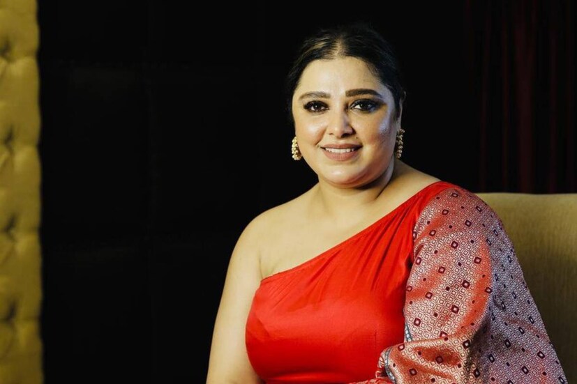 দেবশ্রী গঙ্গোপাধ্যায়। অভিনয় গুণে ইতিমধ্যেই দর্শক-মনে ছাপ ফেলেছেন তিনি। ২০২২ সালে মুক্তিপ্রাপ্ত 'আবার কাঞ্চনজঙ্ঘা' ছবির হাত ধরে মেলে প্রথম সাফল্যের স্বাদ। দেবশ্রীর আরও এক পরিচয়, তিনি অভিনেত্রী শুভশ্রী গঙ্গোপাধ্যায়ের দিদি।