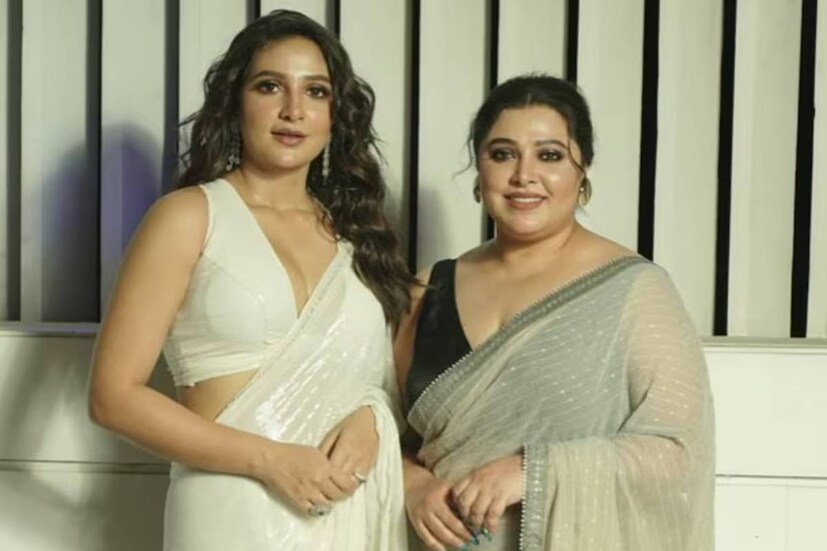 সম্প্রতি অরিত্র সেনের 'ফাটাফাটি'-তে অভিনয় করে নজর কাড়েন দেবশ্রী। পর্দায় তাঁর আত্মবিশ্বাস নজর কেড়েছে।