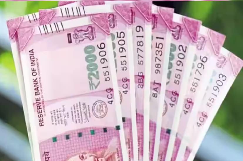 প্রশ্ন ৪: কেন ২০০০ টাকার নোট তুলে নিচ্ছে RBI? গভর্নর দাস জানান, এই প্রক্রিয়া ‘স্বচ্ছ নোট নীতি’র অন্তর্ভুক্ত৷ এর মাধ্যমে নির্দিষ্ট সময় অন্তর একটি নির্দিষ্ট সিরিজের নোট বাতিল করা হয় এবং নতুন নোট আনা হয়৷ ২০১৬ সালে নোট বন্দির সময় যখন ৫০০ টাকার পুরনো নোট এবং ১০০০ টাকার নোট বাজার থেকে তুলে নেওয়া হয়, তখন নোট ঘাটতি কমাতে ভারতীয় অর্থনীতিতে নিয়ে আসা হয় ২০০০ টাকার নোট৷ 