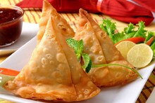 ঘি থেকে সিঙ্গাড়া, বিদেশে নিষিদ্ধ ভারতের এই ৭ জনপ্রিয় খাবার, কিন্তু কেন?