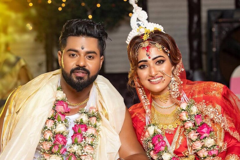 নতুন অধ্যায় শুরু করেছেন অভিনেত্রী সুদীপ্তা বন্দ্যোপাধ্যায়। দীর্ঘ ৪ বছরের প্রেমিক সৌম্য বক্সীর সঙ্গে সাতপাক ঘুরেছেন তিনি। আপাতত নতুন সংসার সাজাচ্ছেন তাঁরা।