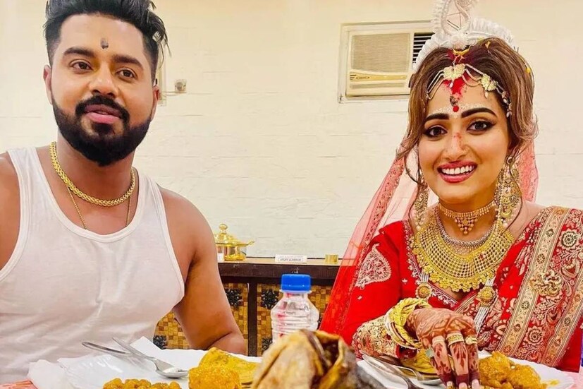 ১ মে জাঁকজমক ভাবে বিবাহবন্ধনে আবদ্ধ হয়েছেন টলি অভিনেত্রী। লাল বেনারসি, ভারী গয়নায় সেজে উঠেছিলেন নববধূ। জীবনের নতুন মুহূর্তগুলি অনুরাগীদের সঙ্গে ভাগ করে নিয়েছিলেন তিনি।
