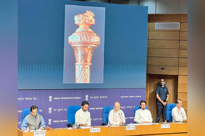 শোনা যায়, লর্ড মাউন্টব্যাটেন নাকি জওহরলাল নেহরুকে জিজ্ঞাসা করেছিলেন, ক্ষমতা হস্তান্তরের প্রতীক হিসাবে কী ব্যবহার করা যায়৷ মাউন্টব্যাটেনের কাছে এই প্রস্তাব পাওয়ার পরে বিষয়টি নিয়ে তৎকালীন গভর্নর জেনারেল সি রাজাগোপালাচারীর সঙ্গে কথা বলেন নেহরু৷