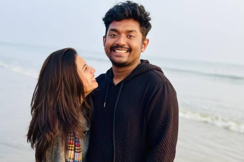 প্রেম নিয়ে কখনও রাখঢাক করেননি শোভন-স্বস্তিকা। নেটমাধ্যমেও নিজেদের সুন্দর মুহূর্তগুলি অনুরাগীদের সঙ্গে ভাগ করে নিতেন তাঁরা। ঘুরতে যাওয়া হোক বা নিছক আড্ডা, সবেরই ছবি পাওয়া যেত তাঁদের ইনস্টাগ্রামে।