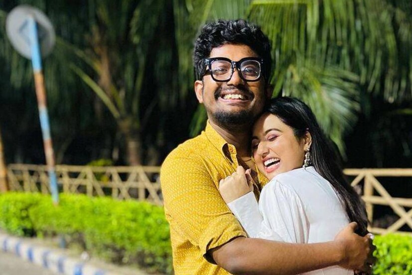 সম্পর্কের সুতো ছিঁড়তেই কাটল তাল। একে অপরের সঙ্গে তোলা প্রায় সব ছবি নেটমাধ্যম থেকে মুছে দিলেন শোভন-স্বস্তিকা। অনেক খুঁজে হয়ত তাঁদের একসঙ্গে এক-দু'টি ছবি পাওয়া যেতে পারে।