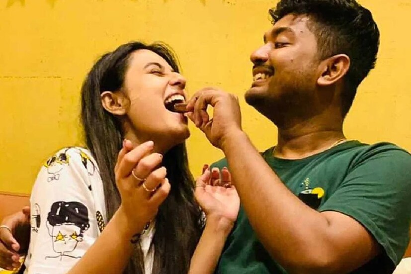 শুধু তাই নয়। ইতিমধ্যেই একে অপরকে আনফলোও করেছেন তাঁরা। অনেকেই মনে করছেন, বিচ্ছেদের পর বাড়তে থাকা তিক্ততার কারণেই এই পদক্ষেপ তাঁদের।