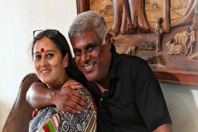 গতকাল, ২৫ মে দ্বিতীয় বিয়ে সারার পরে সংবাদ মাধ্যমকে আশিস জানিয়েছিলেন, ‘‘জীবনের এই পর্যায়ে এসে রুপালির সঙ্গে বিয়ে করে অদ্ভুত অনুভূতি হচ্ছে৷ আমরা সকালে কোর্ট ম্যারেজ করেছি৷ তারপরে সন্ধেবেলা একটা ছোট গেট টুগেদার৷’’