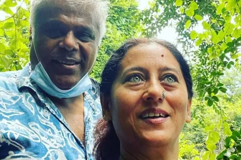 আশিস জানান, তিক্ততা নয়, বরং যৌথ ভাবেই বিচ্ছেদের সিদ্ধান্ত নিয়েছিলেন তিনি এবং রাজশি। সম্প্রতি আশিস জানান, ২২ বছর আগে রাজশি ওরফে পিলুর সঙ্গে তাঁর দেখা হয়। তাঁরা বিয়ে করার সিদ্ধান্ত নেন। আশিস এবং পিলুর একটি ২২ বছরের ছেলেও আছে। নাম অর্থ।