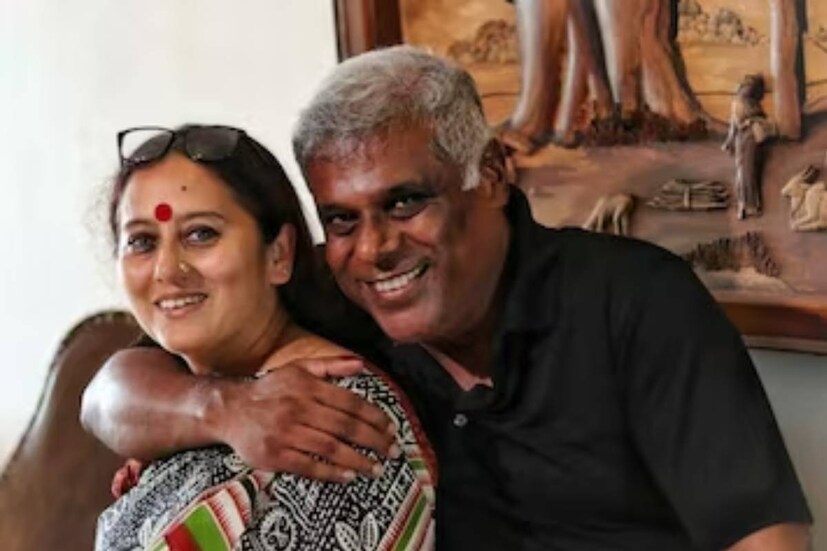 দু'দশক সুখে সংসার করেছেন আশিস এবং পিলু। কিন্তু শেষ দু'বছরে তাঁদের সম্পর্কের তাল কাটছিল। আশিস জানান, তাঁদের ভবিষ্যৎ পরিকল্পনা একে অপরের থেকে কিছুটা আলাদা। নিজেদের সেই মতপার্থক্য মেটানোর চেষ্টাও করেন আশিস এবং পিলু। কিন্তু একে অপরের উপর নিজেদের মতামত চাপিয়ে দিতে চাননি তাঁরা। অগত্যা বিচ্ছেদের সিদ্ধান্ত।
