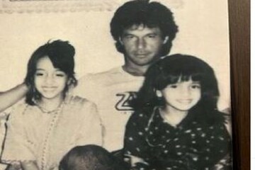 ইমরান খানের পাশে বসে খুদে বঙ্গ তনয়া, কে জানেন? বাকি ছবি দেখে তো আরও চমকে যাবেন
