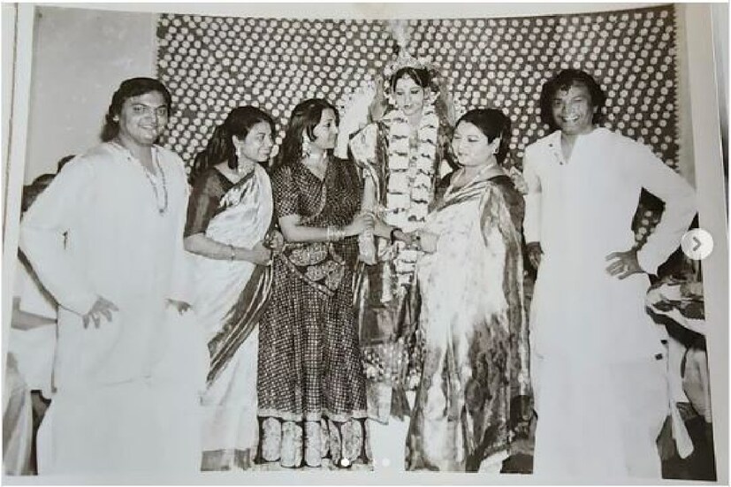 একটি বিবাহ অনুষ্ঠানে সপরিবার উত্তম কুমার৷ রয়েছেন স্ত্রী গৌরী দেবী, পুত্র গৌতম ও তরুণ জায়া সুব্রতা চট্টোপাধ্যায়৷ উত্তমের পরিবারের সঙ্গে একই ফ্রেমে রয়েছেন সুচিত্রা সেনও৷ ছবিটি উত্তম পুত্র গৌতম চট্টোপাধ্যায়ের বৌভাতের অনুষ্ঠানে৷ সেদিন নববধূ ছিলেন উত্তমের নিজের পছন্দ করে ঘরে আনা বউমা সুমনা চট্টোপাধ্যায়৷ 