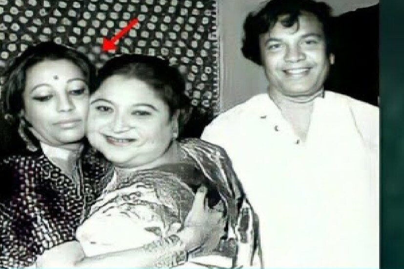 নববধূর হাতে উপহার তুলে দিয়ে সুচিত্রা বলেছিলেন, ‘শ্বশুরমশাইকে শক্ত করে ধরে রেখো৷’ তবে শোনা যায়, সেদিনের অনুষ্ঠান বাড়িতে আর পাঁচজনের মতো নিমন্ত্রণ খাননি সুচিত্রা৷ কিন্তু, উত্তম-সুচিত্রা একে অপরকে দেখা মাত্রই আনন্দ আলিঙ্গন করেছিলেন৷ যে আলিঙ্গন সে সময় রুপোলি পর্দায় ঝড় তোলার জন্য যথেষ্ট ছিল৷ (ছবি: ইন্টারনেট থেকে সংগৃহীত)