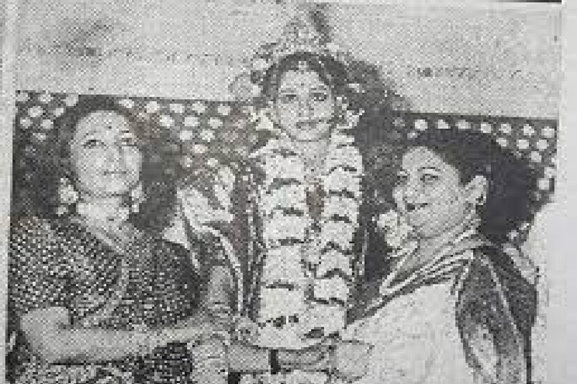 শ্বশুর উত্তম পরেছিলেন পাঞ্জাবি এবং ময়ূরপুচ্ছ ধূতি৷ তবে, শাড়ি নয়, প্রিয় উতুর ছেলের বিয়েতে মেখলা পরে গিয়েছিলেন রমাদেবী৷ অনুষ্ঠান বাড়িতে পৌঁছেই নাকি বলেছিলেন, ‘কই আমার হিরো কোথায়?’ (ছবি: ইন্টারনেট থেকে সংগৃহীত)