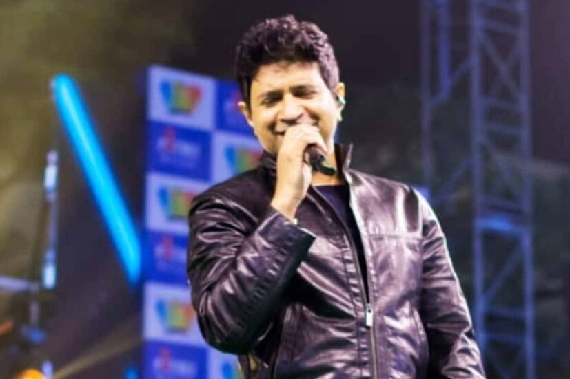 তিনি নেই। রয়েছে গিয়েছে তাঁর স্মৃতি। যে স্মৃতি মলিন হয় না সময়ের আঁচেও। ৩১ মে, ২০২২। ঠিক এক বছর কলকাতায় অনুষ্ঠান করতে এসেছিলেন কৃষ্ণকুমার কুন্নাথ। কেকে। 